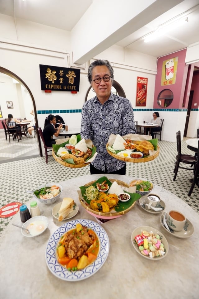 许育兴在喜爱饮食下，在隆市中心打造一间具有传统特色，同时也呈献各地特色风味佳肴的复古咖啡店。