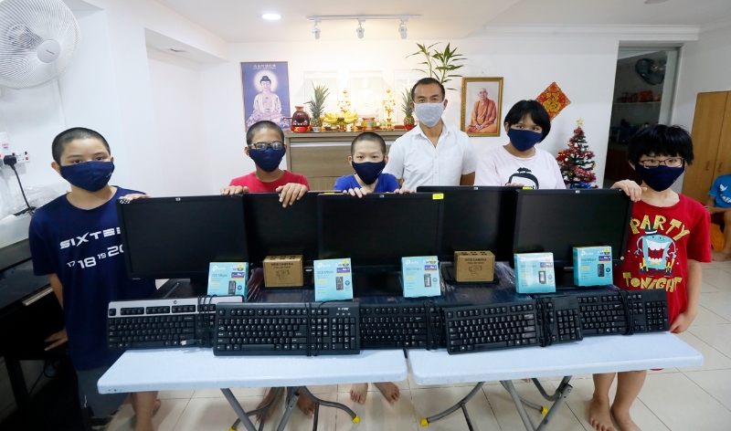纪日辉（右三）将5组电脑捐赠给大慈讲堂，让孩子上网课时更方便。