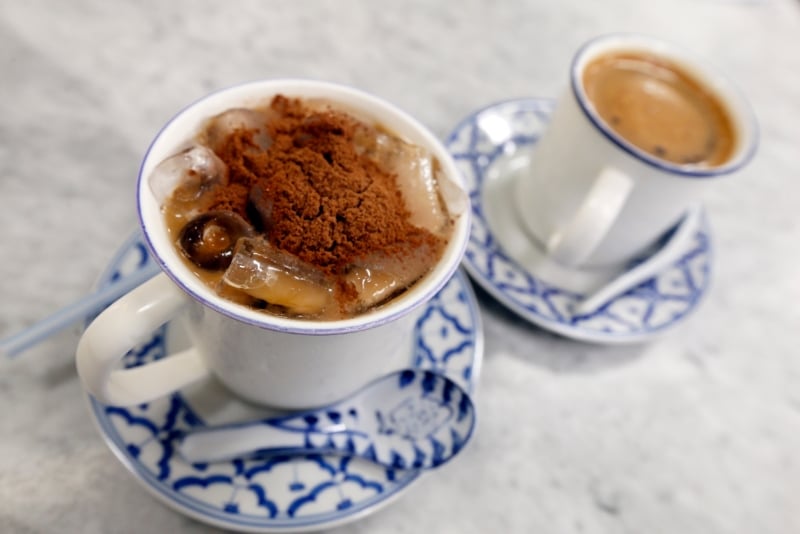 在首都茶室可以找到很多本地传统茶饮，其中以咖啡加上美录的太平特色茶饮“虎咬狮”可不能错过！