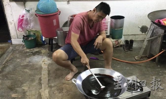 梁绍光保留了老uncle的古早味道，罗惹的酱料有虾膏及峇拉煎等倒入锅内边搅边煮一个小时多。