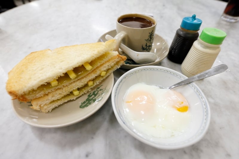 传统咖啡店的海南式早餐也能在首都茶室找到！面包烤得脆口，而生熟蛋则是选用甘榜鸡蛋。
