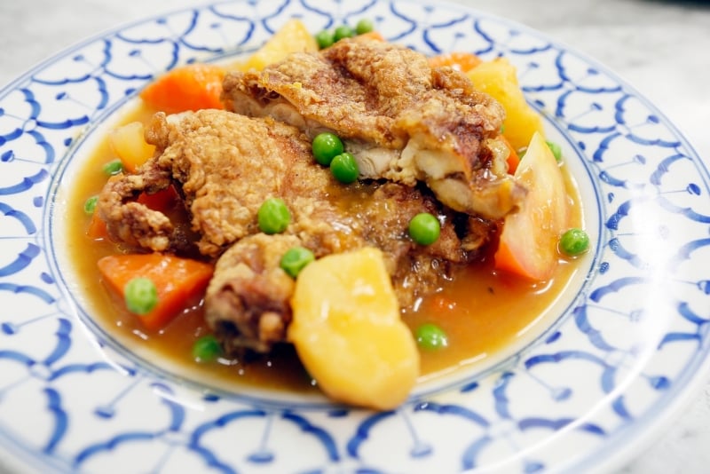 咖啡店怎么能少了南洋鸡扒？炸得酥脆的鸡扒淋上酱汁再佐上配菜，又是一道充满本地特色的餐点。