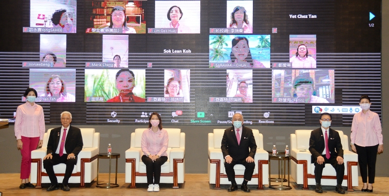 开幕嘉宾在华总妇女部大会与妇女部领导层和线上代表们合影。左起为李简桂婵、李福旺、林火莉、吴添泉、杨有为及张晏瑂。
