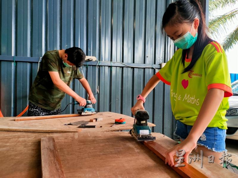 平常不曾拿起建筑工具的少女，通过此次社区项目亲手拿着工具磨平木条表面。