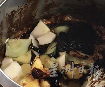 水果洗切好放在盆中，淋上罗惹酱搅拌至均匀，吃起来甜酸辣俱全，特别醒胃。