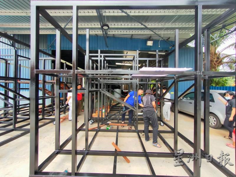 由立方体单元模块所组成的移动式游乐场，每个方块宽3米高2.4米，分为两层式，并以铁条和木条为主要建筑原料。