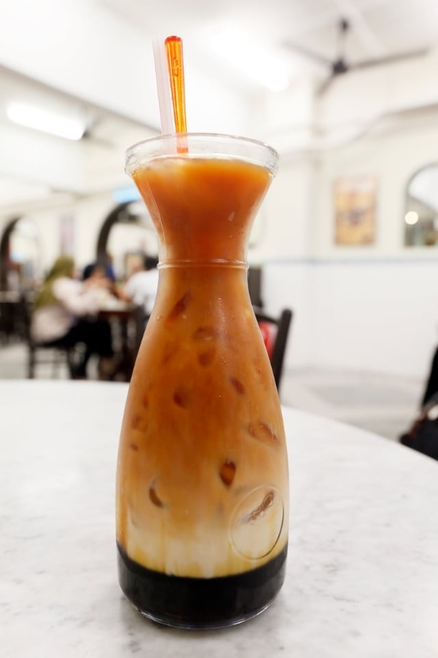 大热天却想喝奶茶？不如来杯冰凉的三色奶茶，甜度适中的冷饮再搭配热呼呼的主食，绝对能满足味蕾。