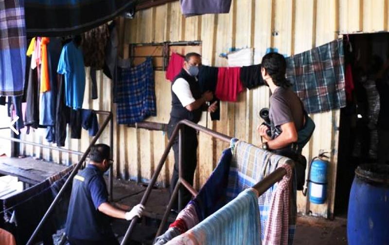 沙拉瓦南（中）本月21日率领执法团队突击检查手套厂员工宿舍。