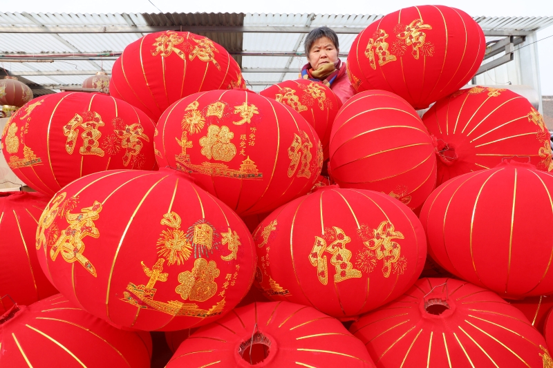 灯笼上不仅是新年贺语，还有呼吁人民支持党中央完成“中国梦”。（图：新华社）