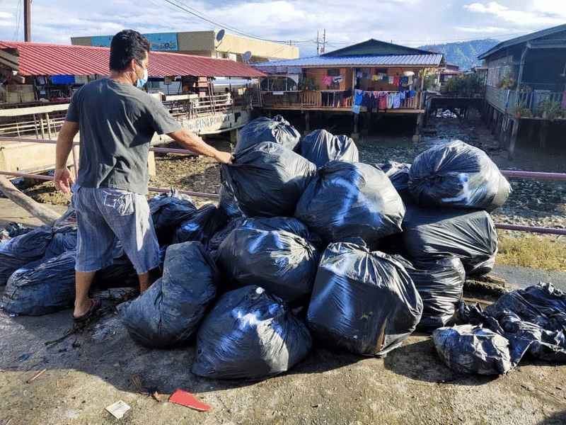 森森“垃圾兑食物”计划奏效，一个月内清出2157包垃圾，图为居民在森森区所收集的垃圾包。