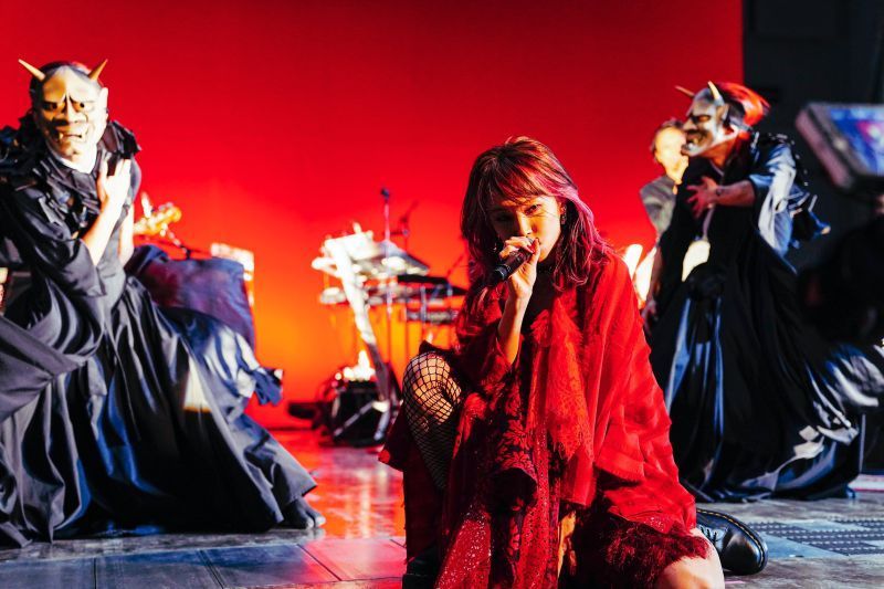 日本动漫歌姬LiSA因为演唱《鬼灭之刃》两首主题曲《红莲华》和《炎》，亚洲人气再攀升。