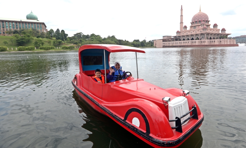 早上9时30分：带着孩子到布城湖俱乐部乘坐造型电子船游湖，享受亲子乐趣。