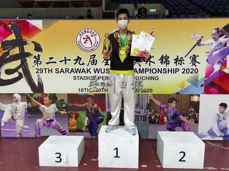 陈亨蔚在第29届全砂武术锦标赛中夺得初级长拳金牌、初级刀术金牌及男子组长拳类最杰出运动员。
陈亨蔚在第29届全砂武术锦标赛中夺得初级长拳金牌、初级刀术金牌及男子组长拳类最杰出运动员。