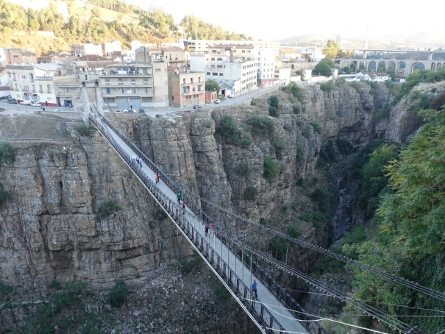 Pont Melah Sliman，这座桥连接城市的两侧，峭壁两边建造的各种建筑。

