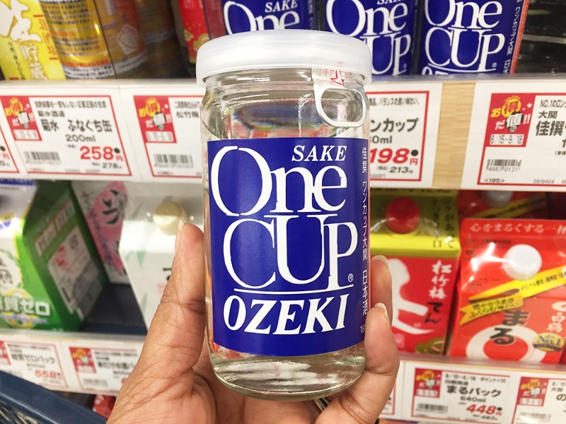 大関发行的” One Cup Sake“，扭转了当时酒瓶容器的单调设计。