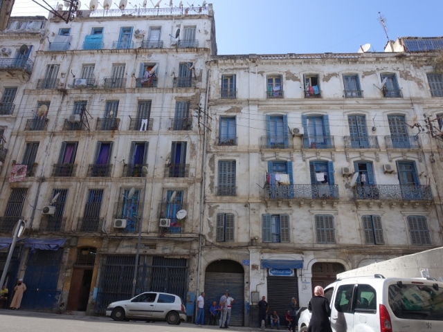 阿尔及尔曾经是法国殖民区，所以至今仍然保留许多法国文化的痕迹，到处可以看到法式建筑风格的房屋。

