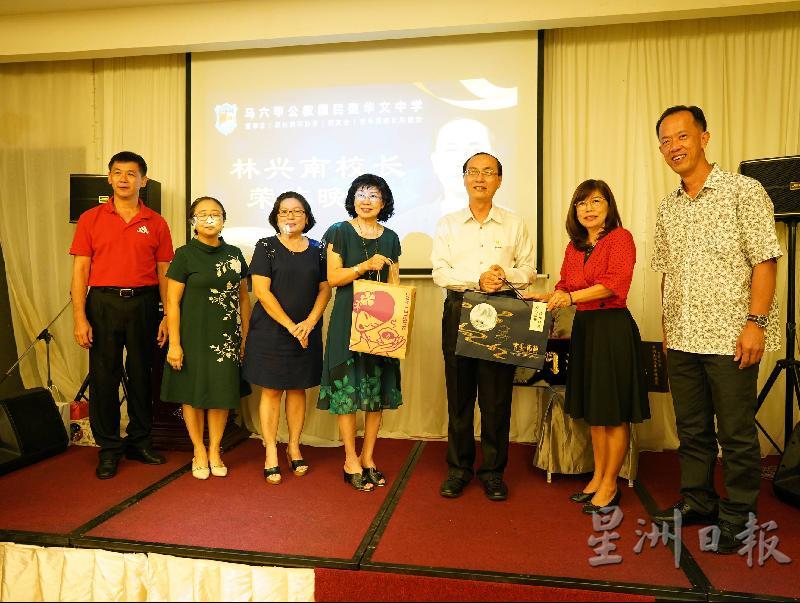 唐美娴（右二起）代表公中管乐团家长后援会移交纪念品给林兴南。

