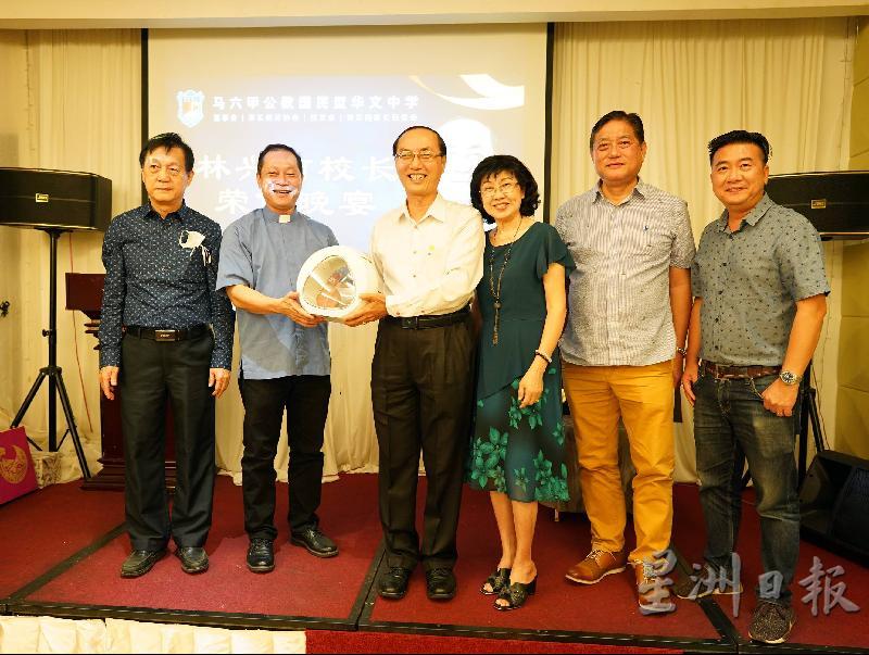 张德福（左二起）代表公中董事会移交纪念品给林兴南。