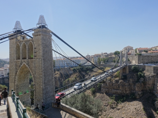 康斯坦丁最有代表的建筑就是法国统治时期建在峡谷最高处的吊桥：Gantaret El Hibal bridge or Sidi M'cid Bridge，它是世界上第二高的吊桥，建于1912年。

