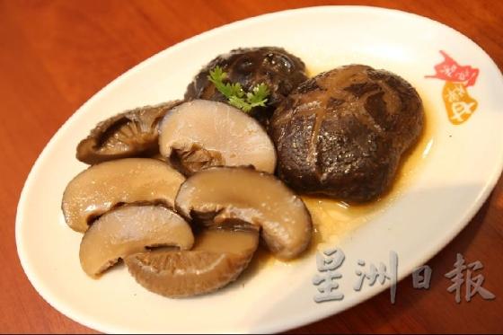 卤水花菇／RM12
卤水花菇在本地的烧腊店少见，以多种香调调制的卤水，渗透到香菇里，每咬一口都是香。
