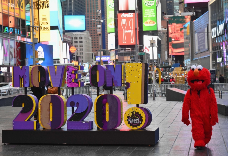 图为时报广场一个牌子“2020继续向前走”。（图：法新社）