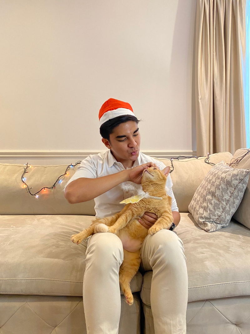 赛沙迪在平安夜（24日）当天上载一张他戴圣诞帽逗猫的照片，引起一些马来网民及宗教司关注。