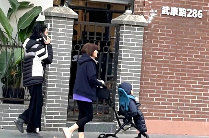 奚梦瑶被网民偶遇带儿子何广燊散步，但她一路上只顾着讲电话。