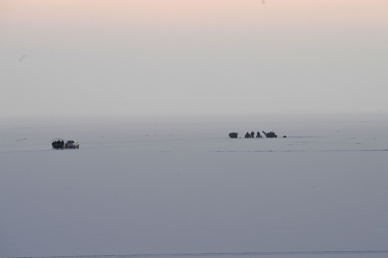 乌伦古湖水域面积近10万公顷，鱼类资源以冷水性和亚冷水性鱼类为主，这里11月下旬开始结冰，冰面最厚达1米多。（图：新华社）

