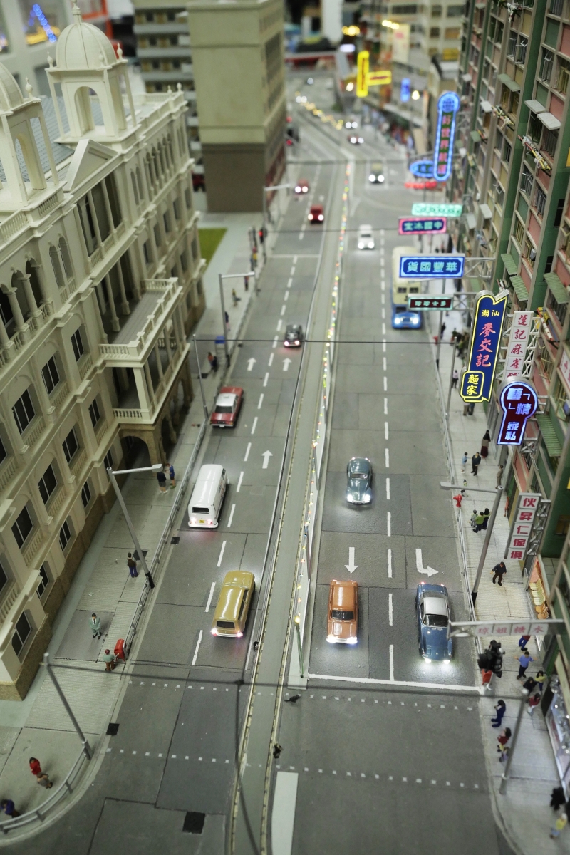 对香港的记忆，都隐藏在这些微缩模型中。80年代的香港街道，过去的街道有许多霓虹灯招牌，如今已越来越少。


