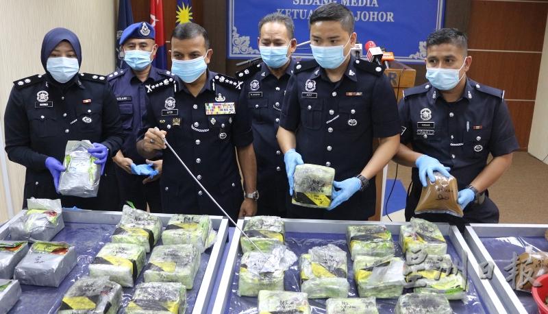 毒品通过海路的方式运到印尼销售。前排左二为阿育汉。