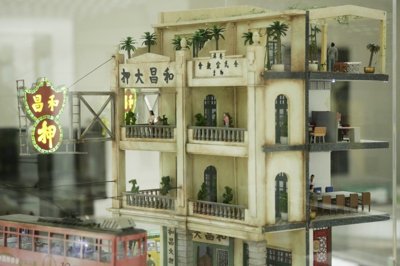 这是黎炽明用胶板等材料制作出第一件微缩模型和昌大押；和昌大押的原型唐楼建筑位于香港湾仔，已有超过100年历史。