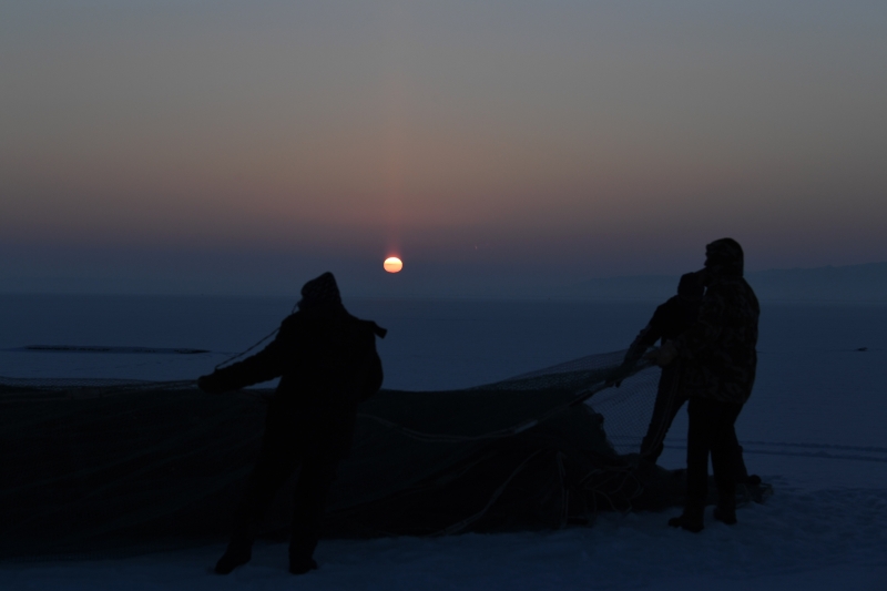 渔民们在乌伦古湖准备下网。（图：新华社）

