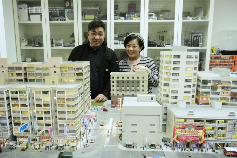 香港微缩模型手艺人黎炽明（左）和陈慧姬在香港的工作室中（12月4日摄）。　　