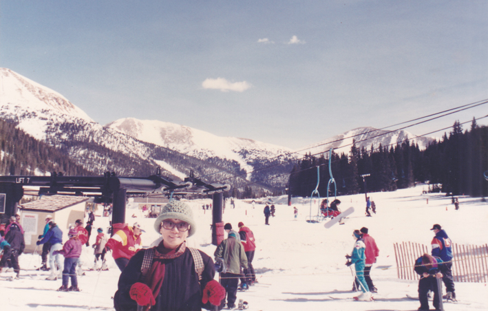 冬天滑雪，是许多好此道者翘首以盼的时刻，而今年在瘟疫肆虐下，不知还有多少人胆敢去大显身手呢？此照片是作者多年前与儿子在美国科罗拉多著名滑雪地Loveland初尝滑雪滋味的留影。