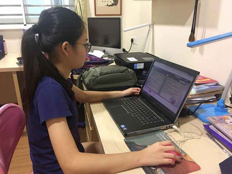 谢芷茸在家进行网课学习。