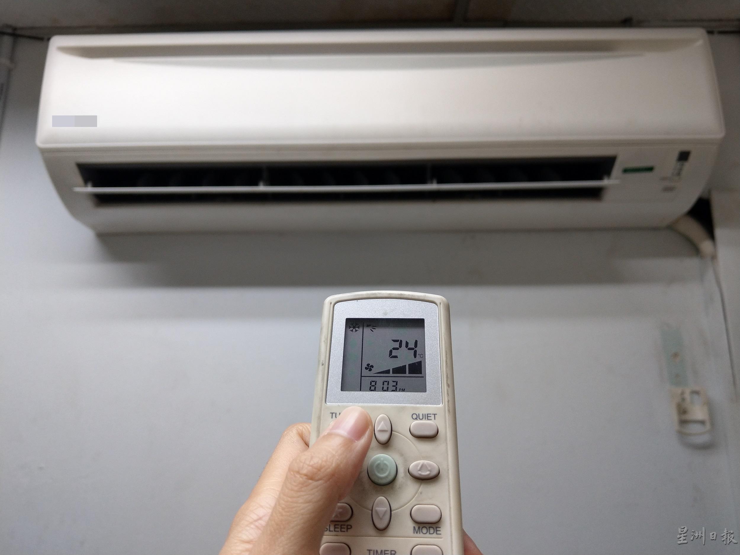 将冷气温度设在摄氏24度，既能达到冷却作用，也可以达到省电效果。