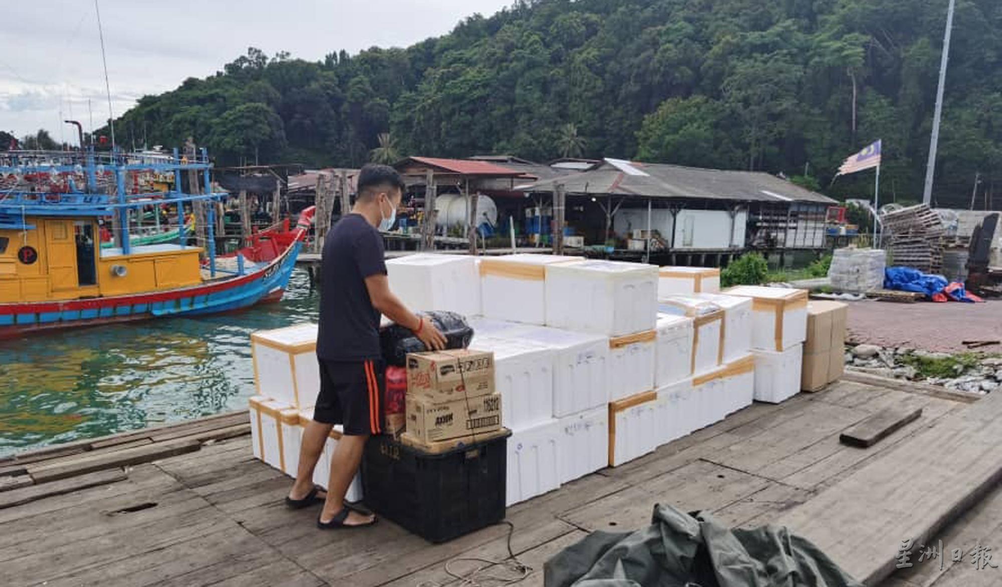 一箱箱的新鲜海产，用货轮从邦咯岛运至实兆远的甘榜亚齐码头。