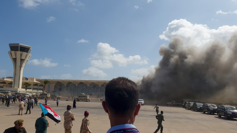 也门亚丁国际机场周三惊传爆炸事件，现场发生猛烈爆炸及枪击，还升起滚滚浓烟。（法新社照片）

