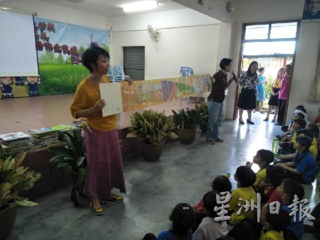绘本老师导读故事书，一打开书本，学生们的注意力马上就被精彩的插图吸引了。