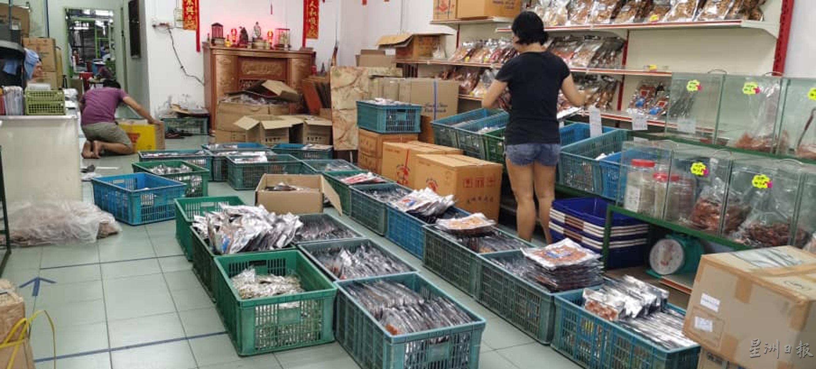 通过线上推售的邦咯岛特产食品非常受欢迎，每天的出货量很高。