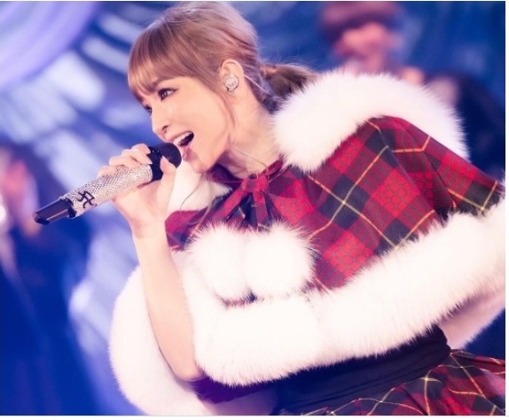 滨崎步圣诞夜举办演唱会时，巧妙用蓬裙遮住孕肚，31日的跨年演唱会本是无观众直播，如今紧急宣布取消。

