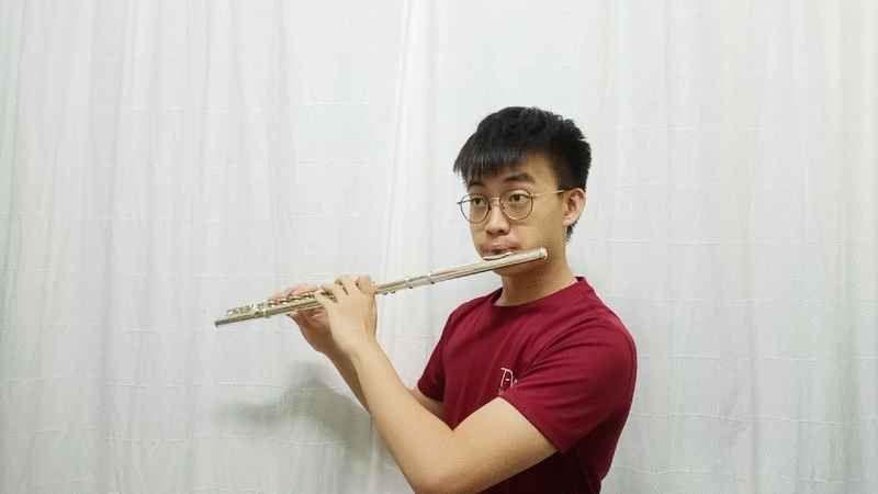 杨忻澄在家录製个人的吹奏。