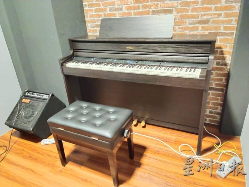 由于钢琴属于较大型的乐器,因此顾客会选择到乐器店购买。