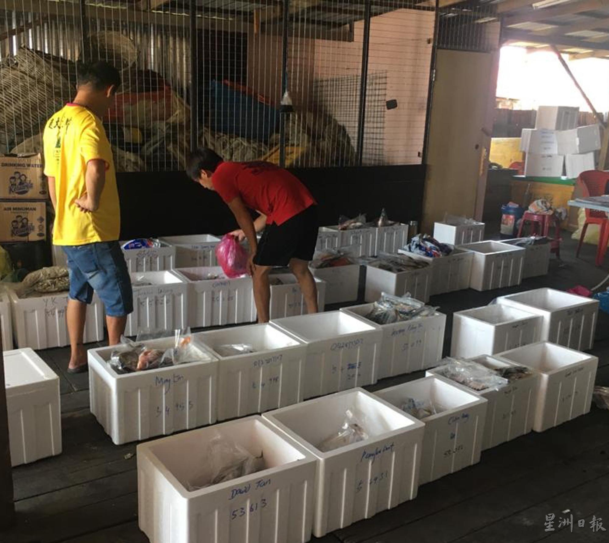 岛民把要寄给亲人的海产，先在鱼寮装箱包装。
