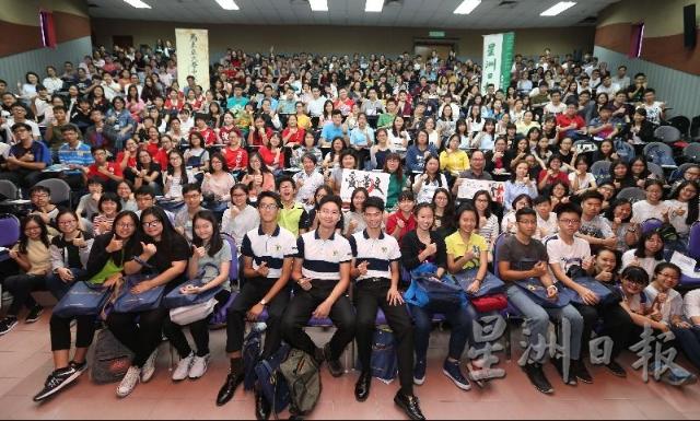 2017年，逾500位考生在马来亚大学聆听SPM华文科讲座后，开心大合照。