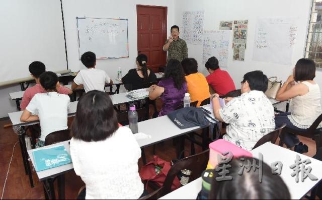 图为2016年华文班的学生在专心学习，也有家长一起陪同上课。