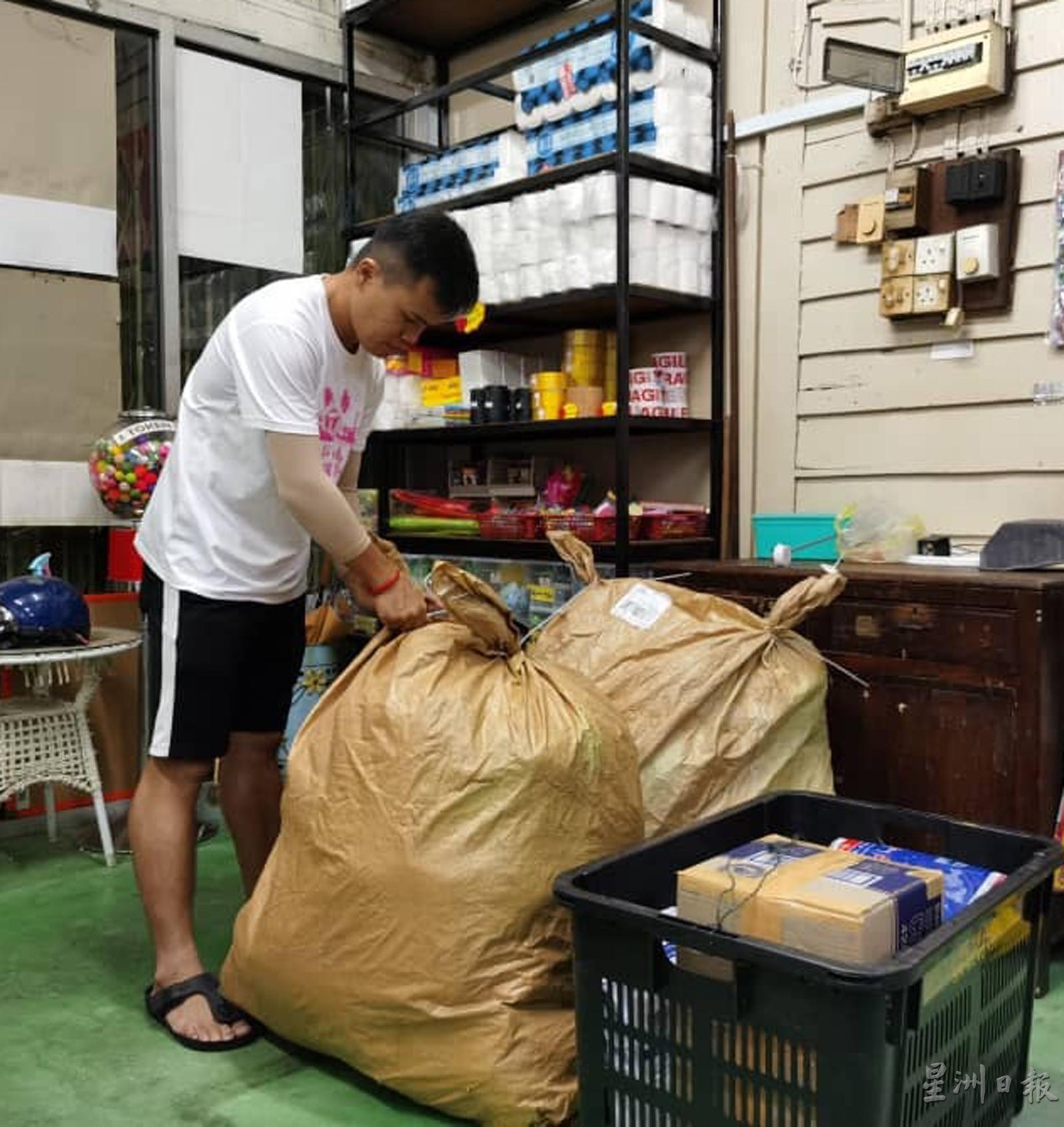 自从投入物流业后，马伟棋每晚都要加班，把客户的物品整理后，以便隔天送往码头寄运。