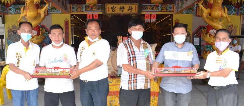 陈绍扬（右一）与洪亚丁（左一）移交安宝礼吉祥物给4名名誉顾问或代表。左二起为欧玟私、杨亚清、陈廷钦与陈万新。