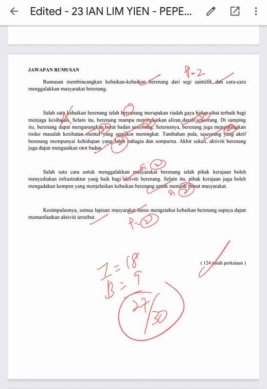 教师王慈琳批改林义恩同学的马来文考卷。