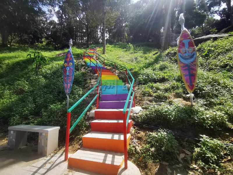原本只是普通阶梯，加上一点创意就成了彩虹天梯，328级的彩虹天梯等你来爬。
